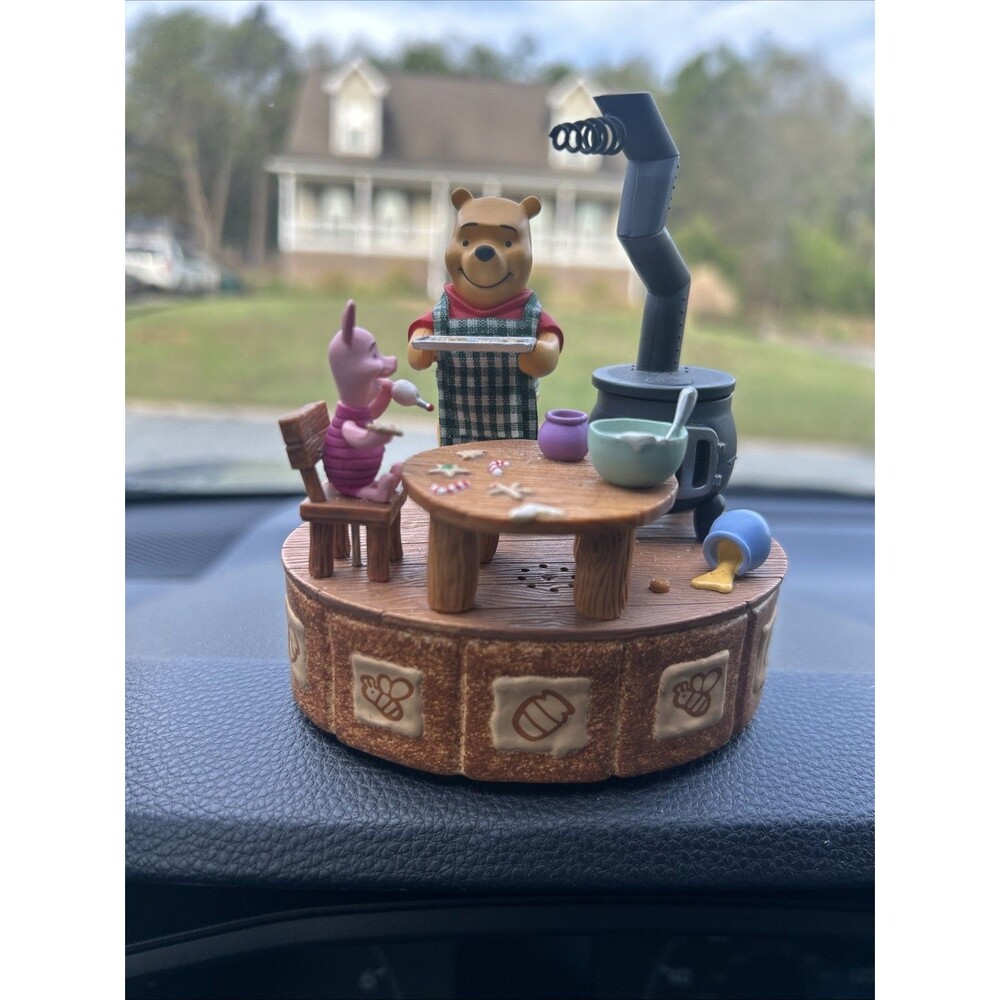 Winnie The Pooh And Friends Halla Mark Keepsake Make Memories Figurine